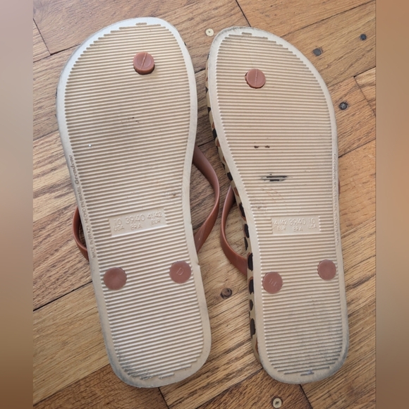Ipanema Leopard Print Flip Flops with Tan Straps - Picture 4 of 6
